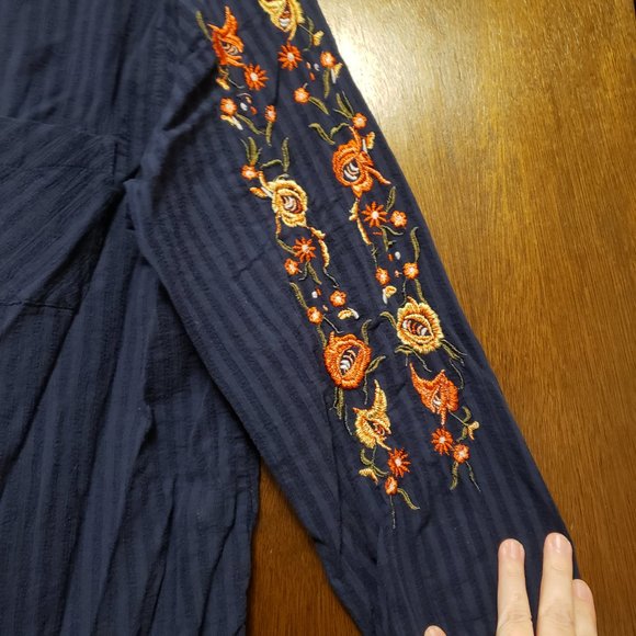 Sonoma button up with embroidered sleeves - Picture 2 of 4